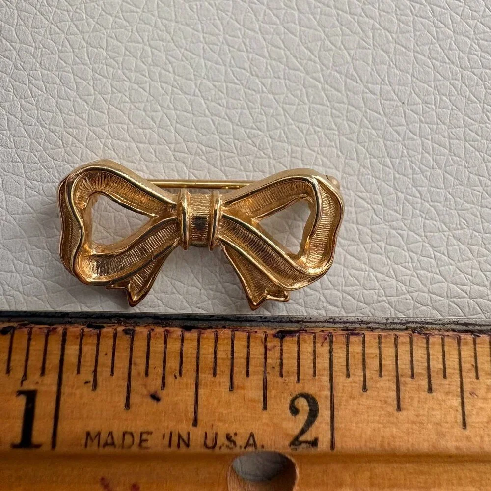 Three Vintage Gold Tone Brooches Two Leaves and a Bow - Picture 9 of 11